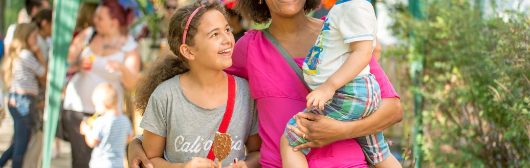 Mutter und zwei Kinder auf einem Sommerfest der Arche