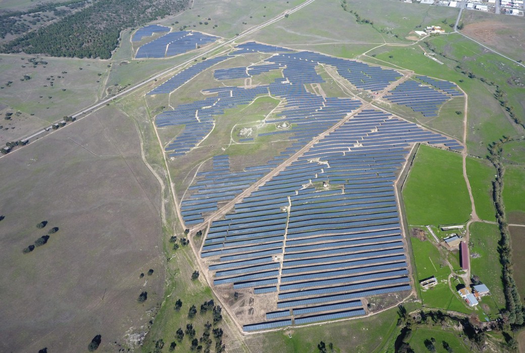 Weitläufige Solaranlage aus der Vogelperspektive