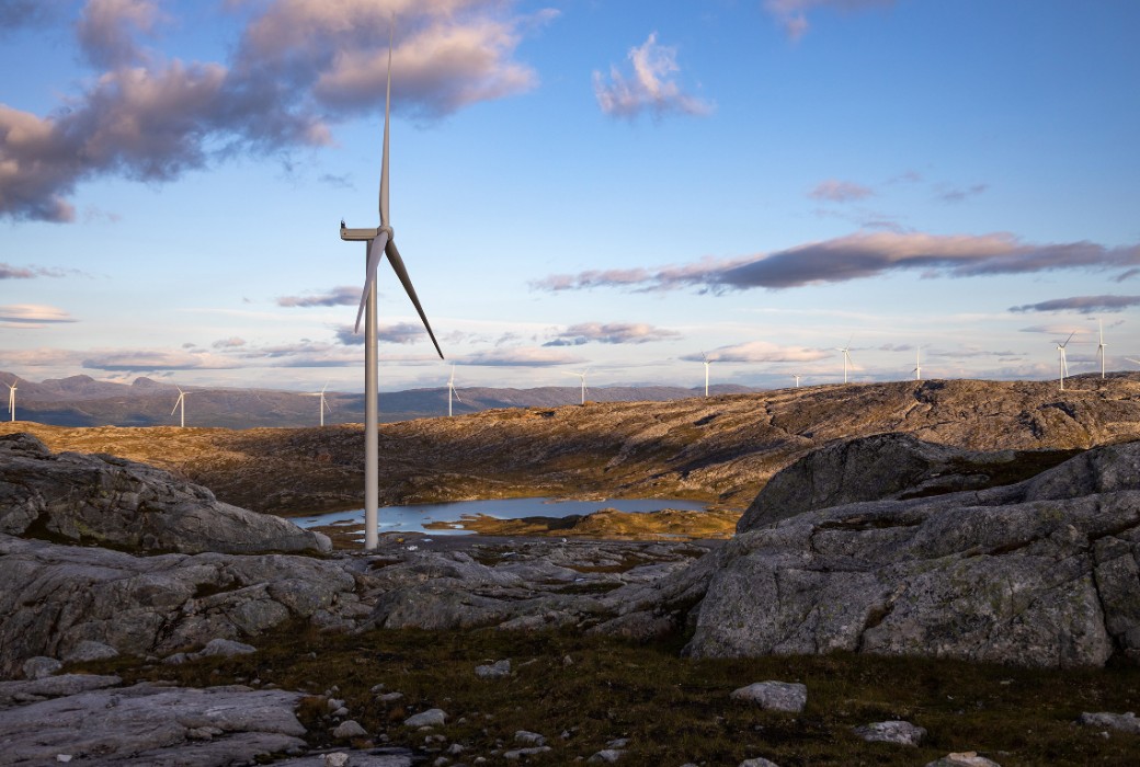 Steinige Ebene mit Windrädern