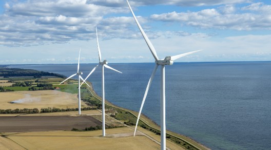 Drei Windkrafträder direkt an der Küste