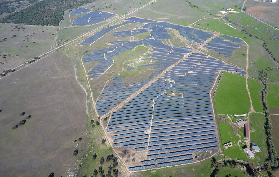 Weitläufige Solaranlage aus der Vogelperspektive