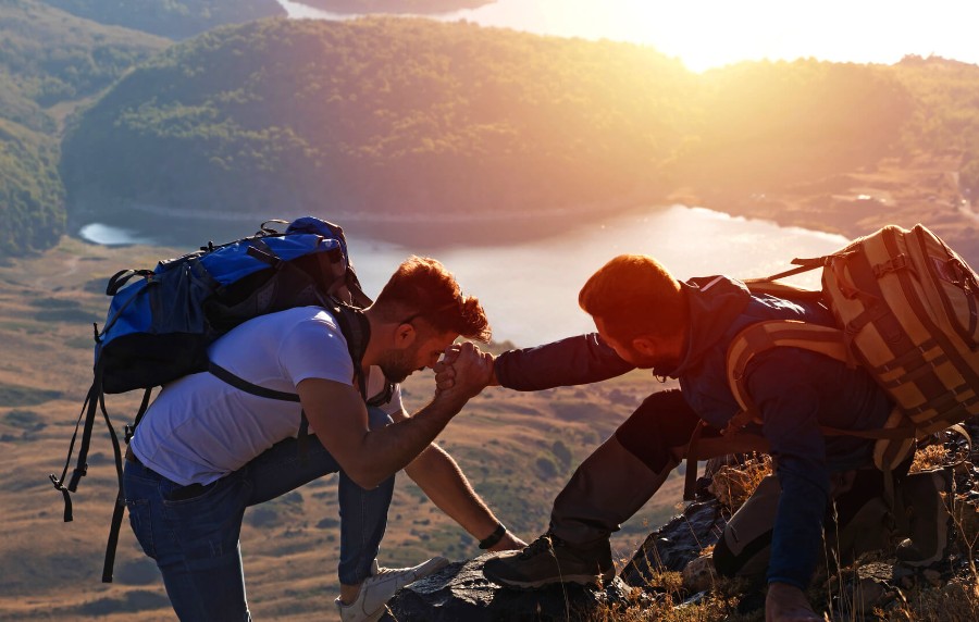 Zwei Bergsteiger bei Sonnenuntergang